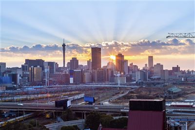 Sonnenuntergang hinter der Skyline von Johannesburg